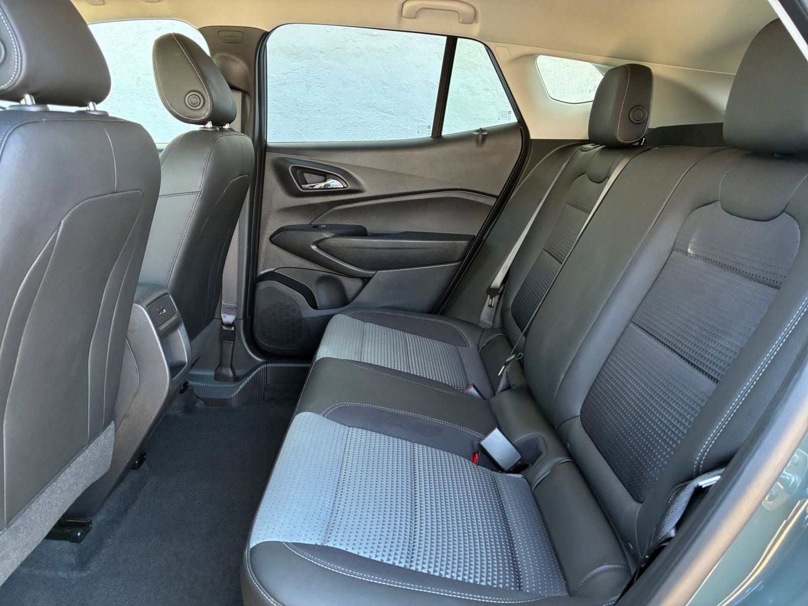 Used 2025 Chevrolet Trax LT w/ LT Convenience Package FWD image 24