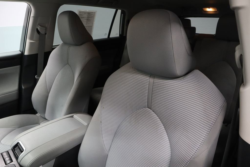 Used 2021 Toyota Highlander LE image 26