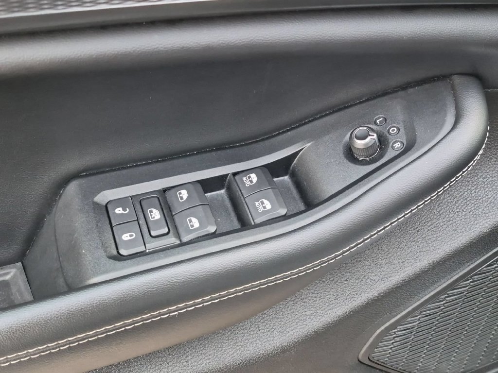 Used 2024 Jeep Grand Cherokee Laredo AWD/4WD image 15