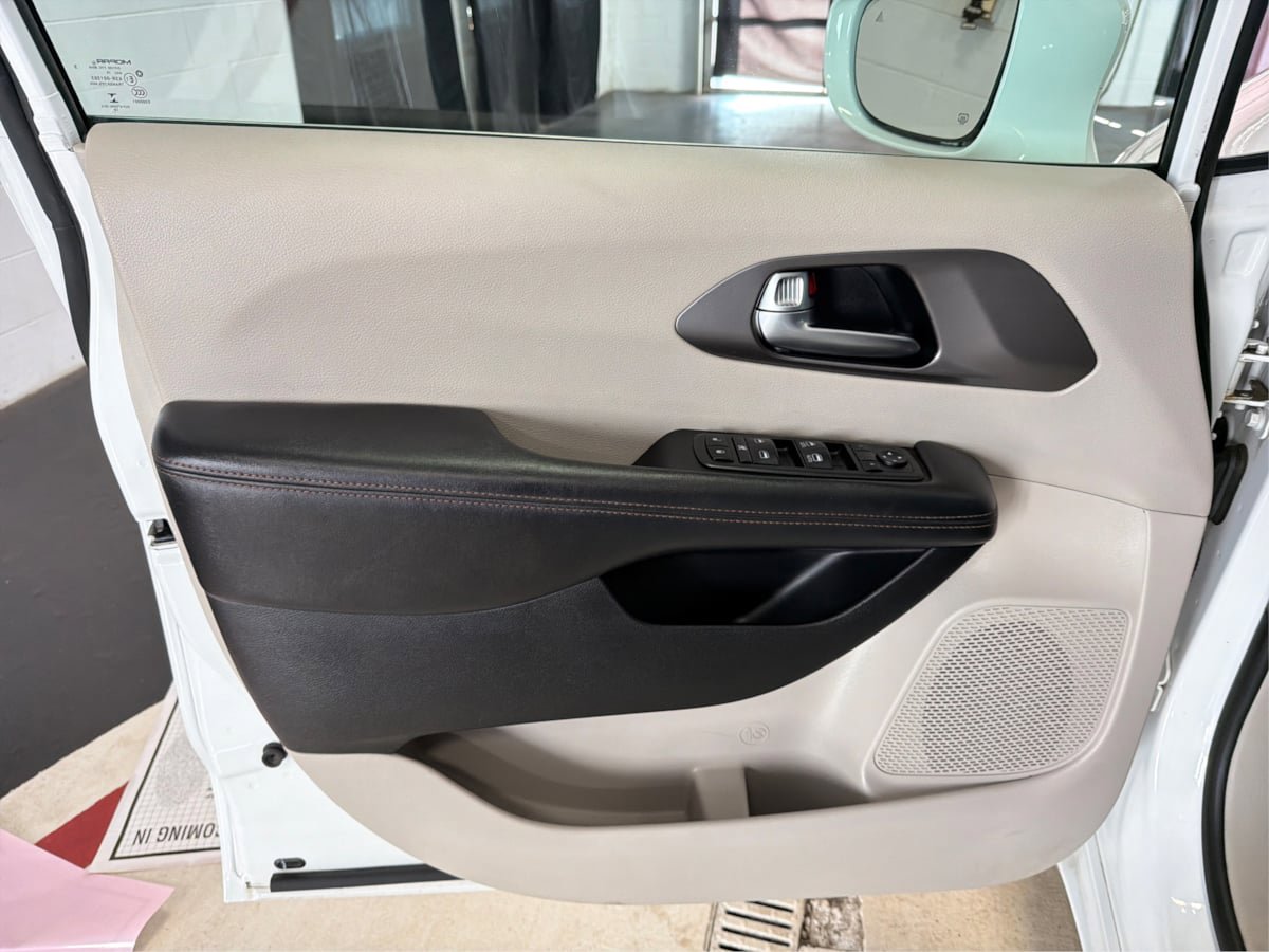Used 2020 Chrysler Pacifica Touring w/ Tire & Wheel Group FWD image 24