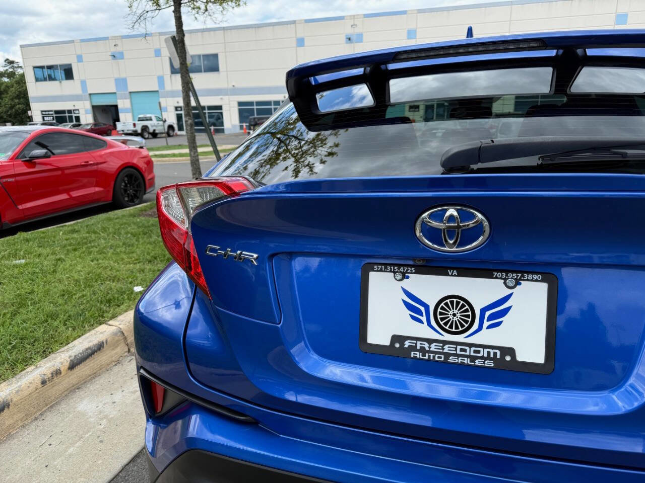 Used 2018 Toyota C-HR XLE image 7