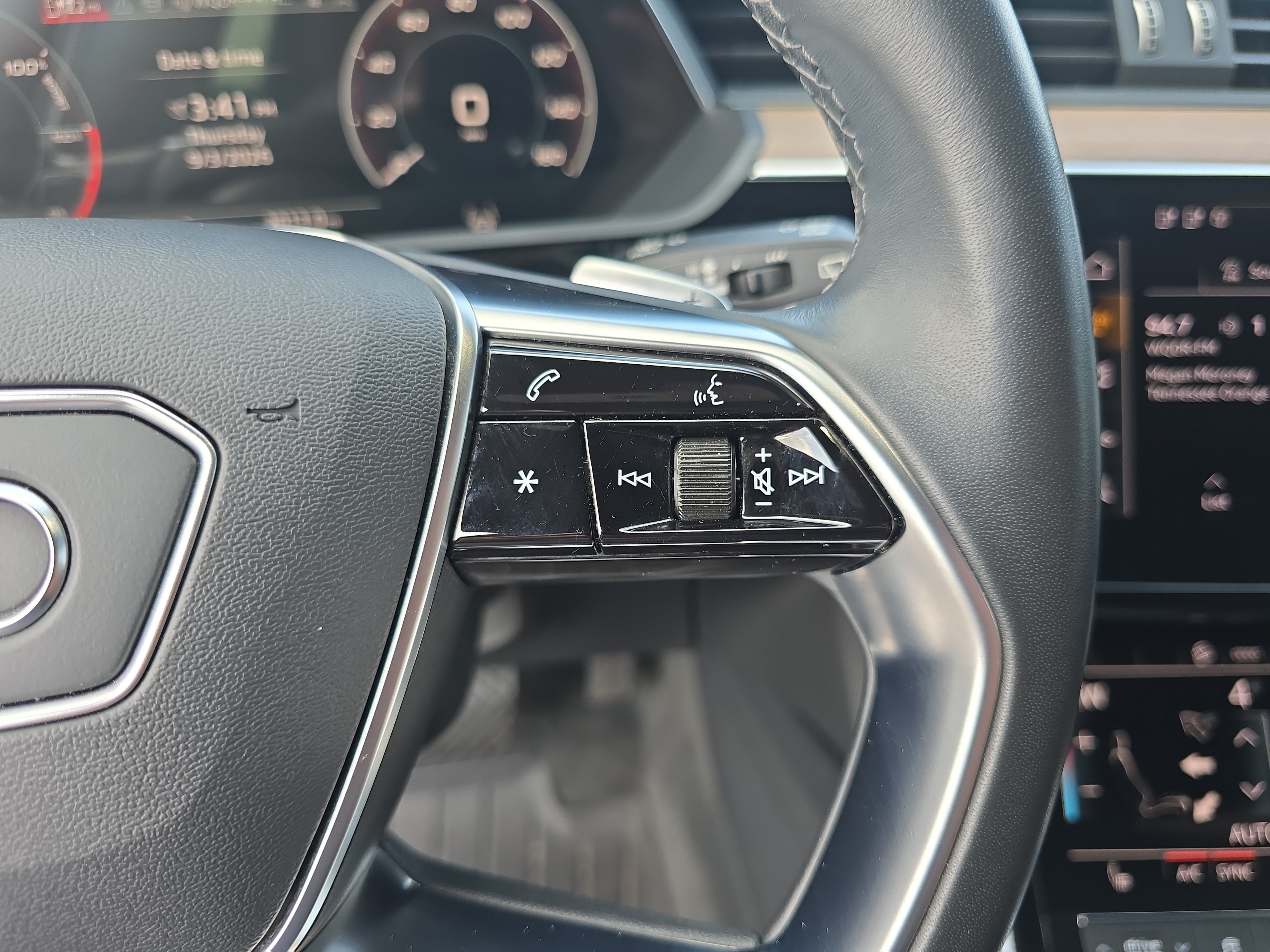 Used 2024 Audi Q8 e-tron Premium AWD/4WD image 18