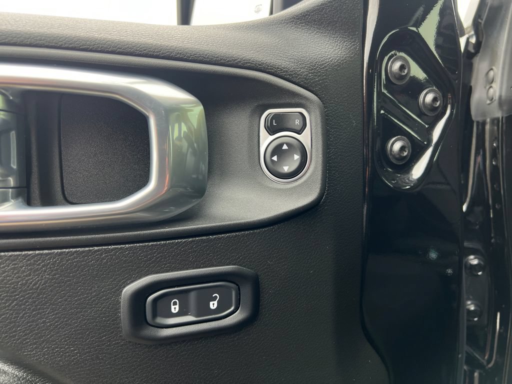 Used 2025 Jeep Wrangler Unlimited Rubicon AWD/4WD image 11