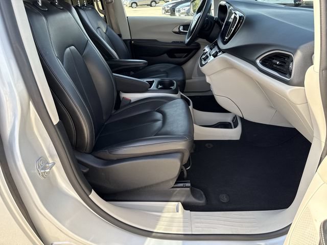 Used 2023 Chrysler Pacifica Touring-L FWD image 13