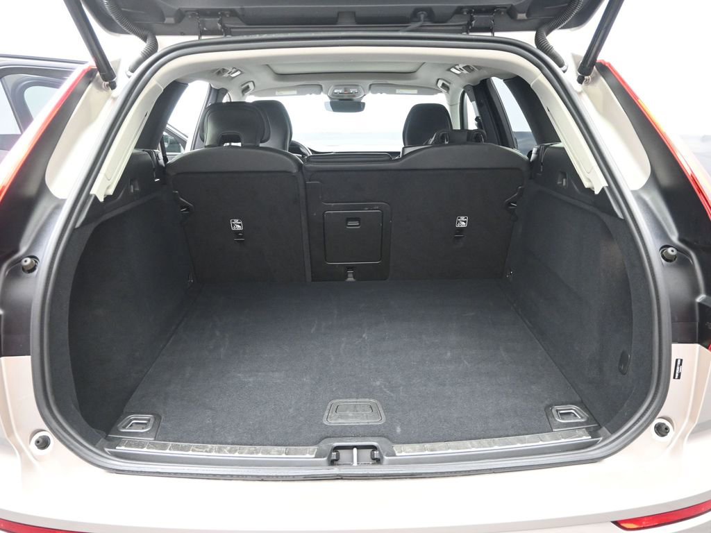 Used 2025 Volvo XC60 B5 Plus image 12