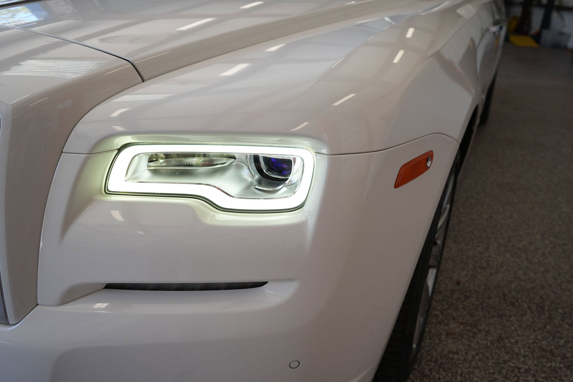 Used 2017 Rolls-Royce Dawn image 32