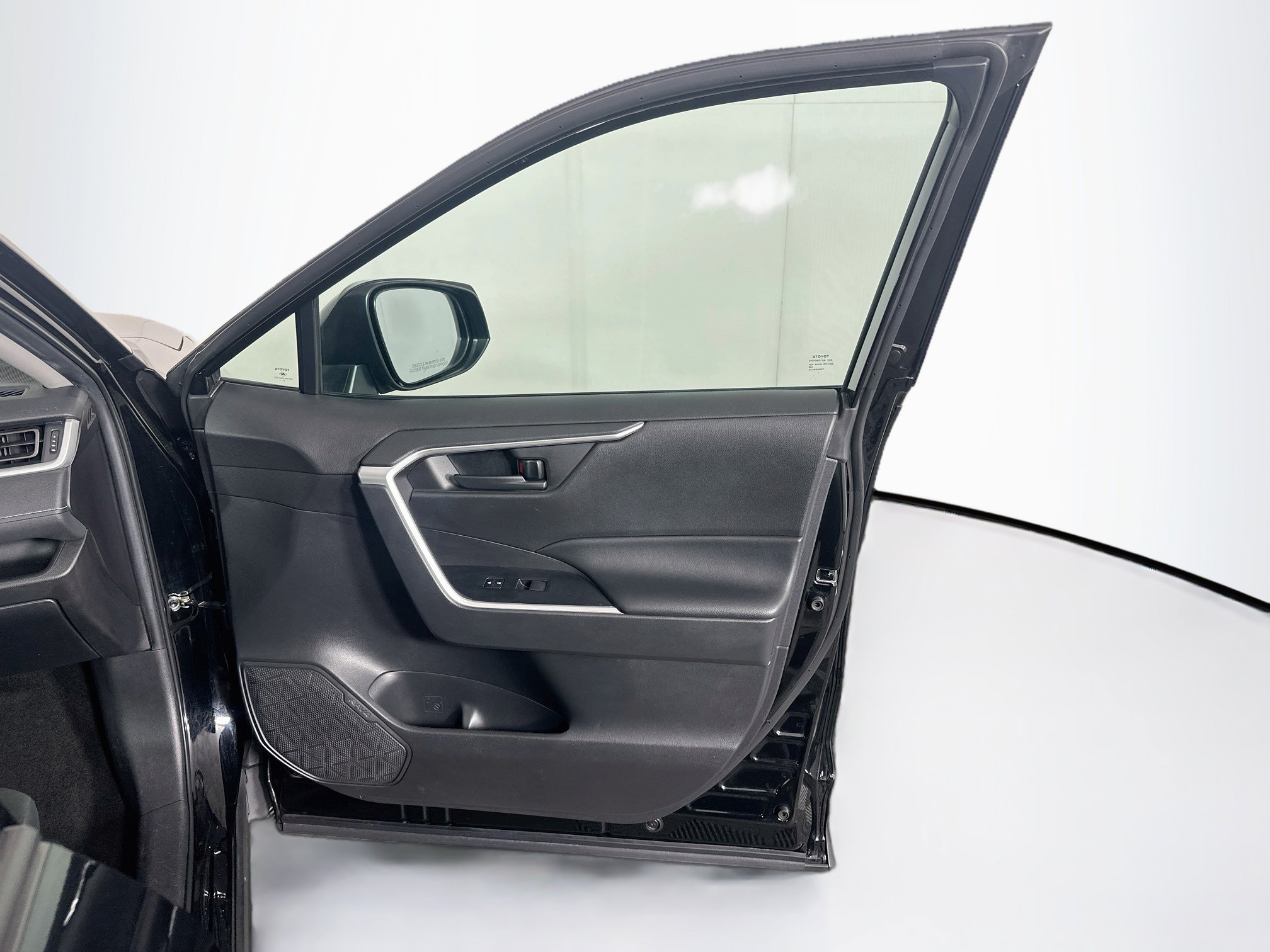 Used 2022 Toyota RAV4 LE FWD image 29