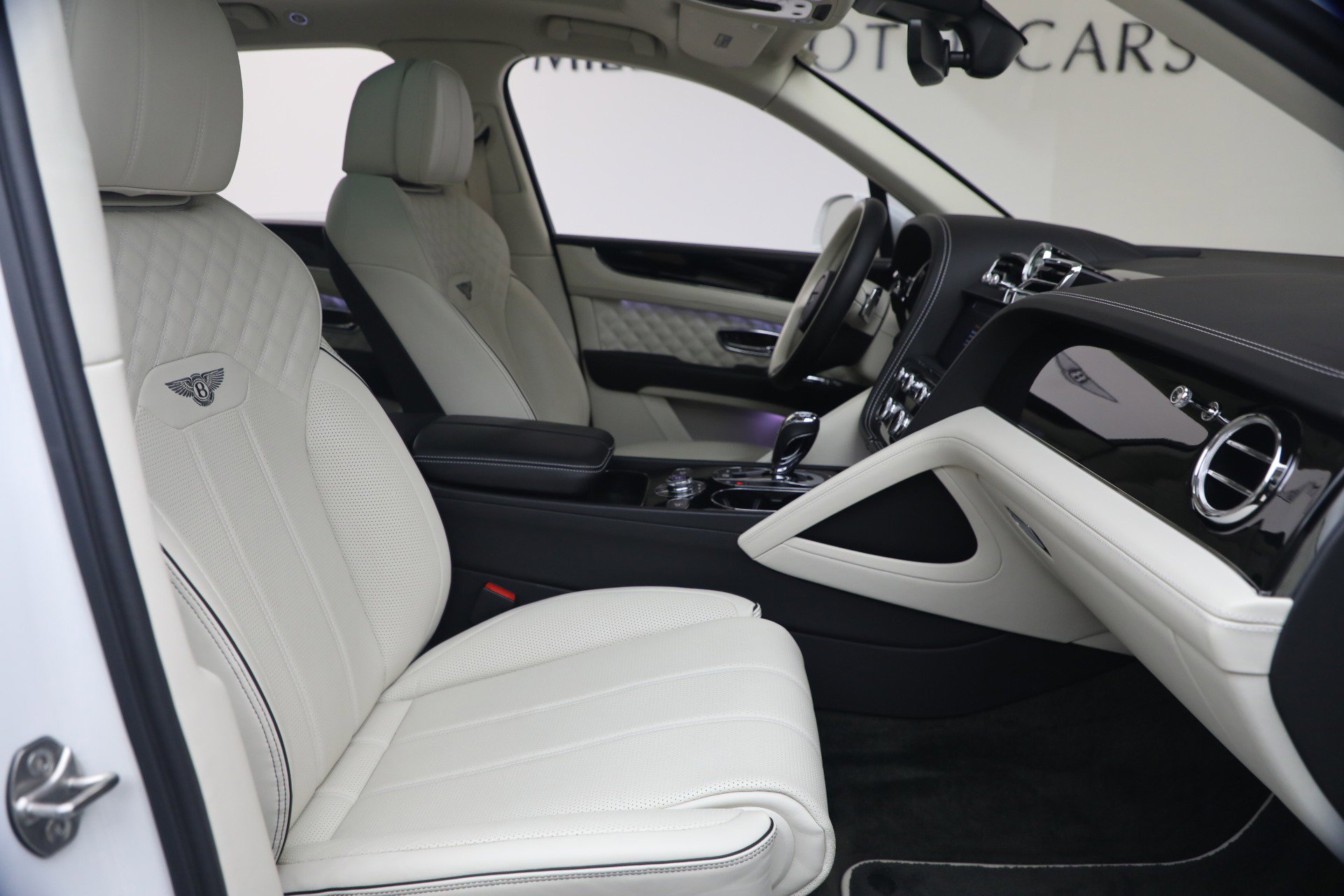 Used 2022 Bentley Bentayga AWD/4WD image 27