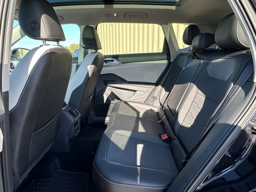 Used 2025 Volkswagen Taos SE w/ Panoramic Sunroof Package image 10