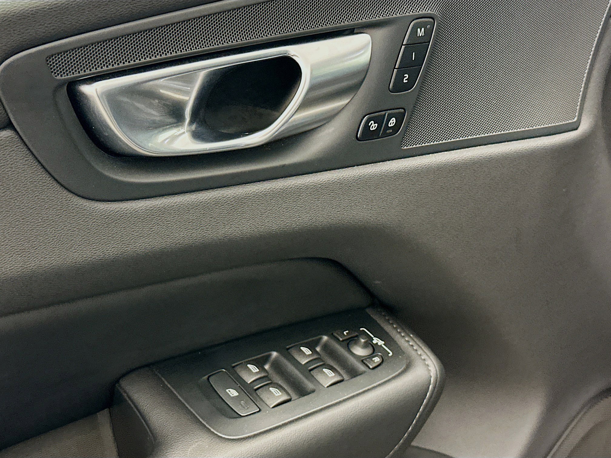 Used 2025 Volvo XC60 B5 Core image 15