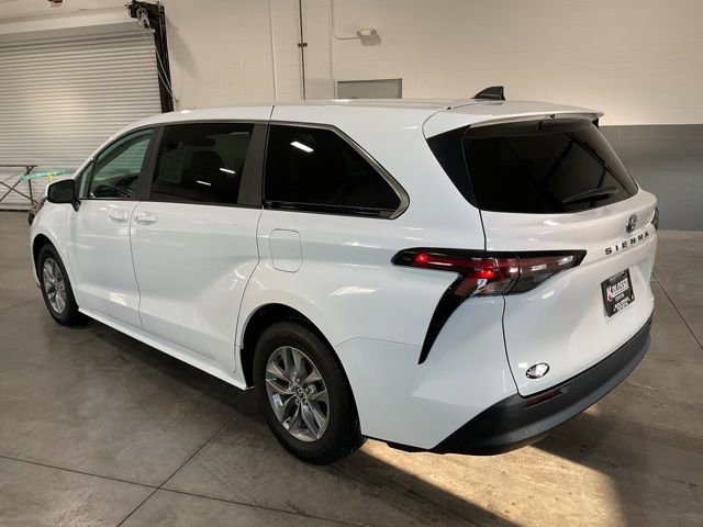 Used 2024 Toyota Sienna LE image 4