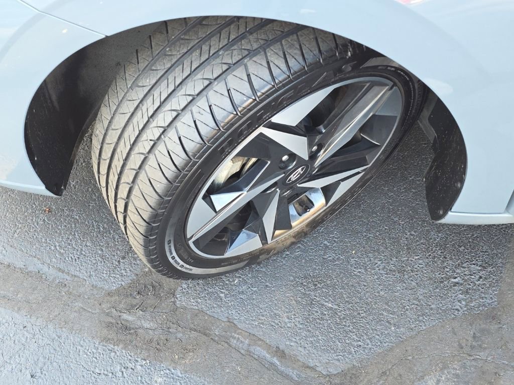 Used 2023 Hyundai Elantra Limited image 11
