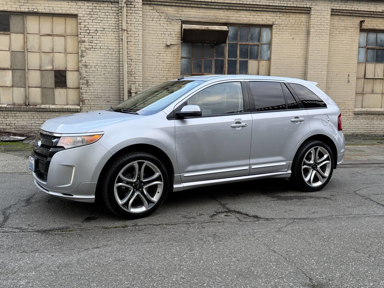 Used 2011 Ford Edge Sport w/ Driver Entry Pkg image 3