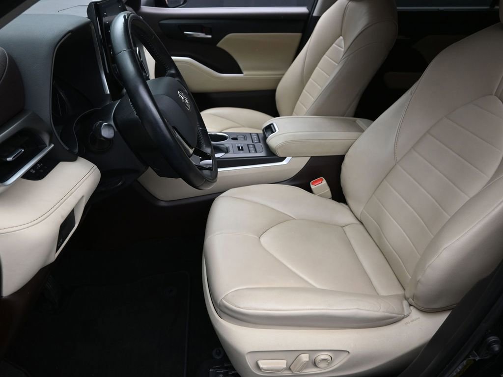 Used 2021 Toyota Highlander XLE image 18