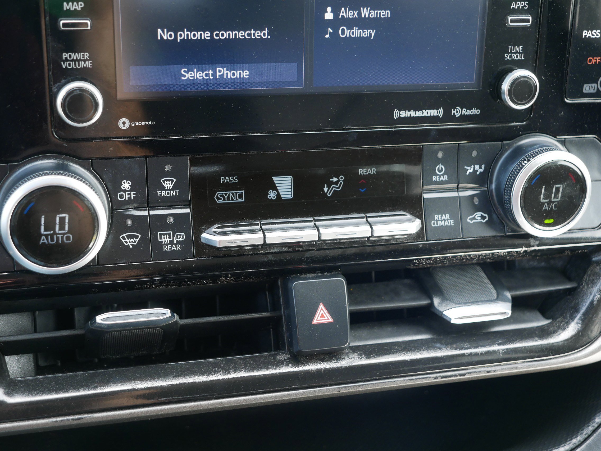 Used 2021 Toyota Highlander LE AWD/4WD image 23
