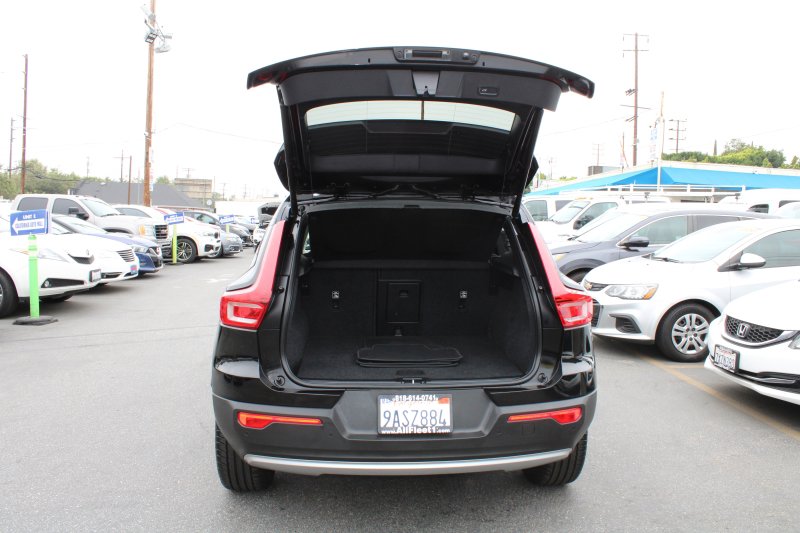 Used 2022 Volvo XC40 T4 Momentum image 9