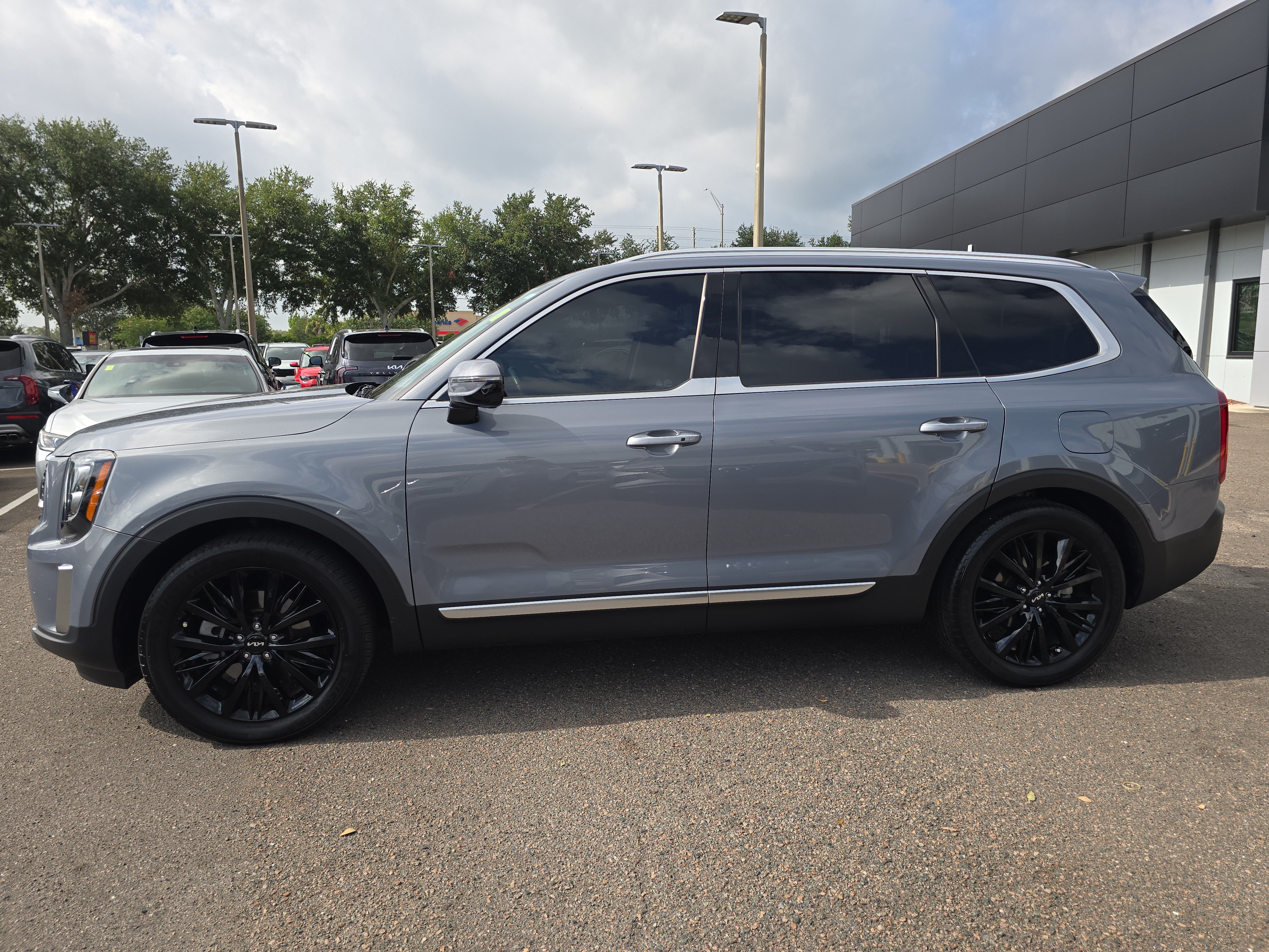 Certified 2022 Kia Telluride SX w/ Towing Package AWD/4WD image 5