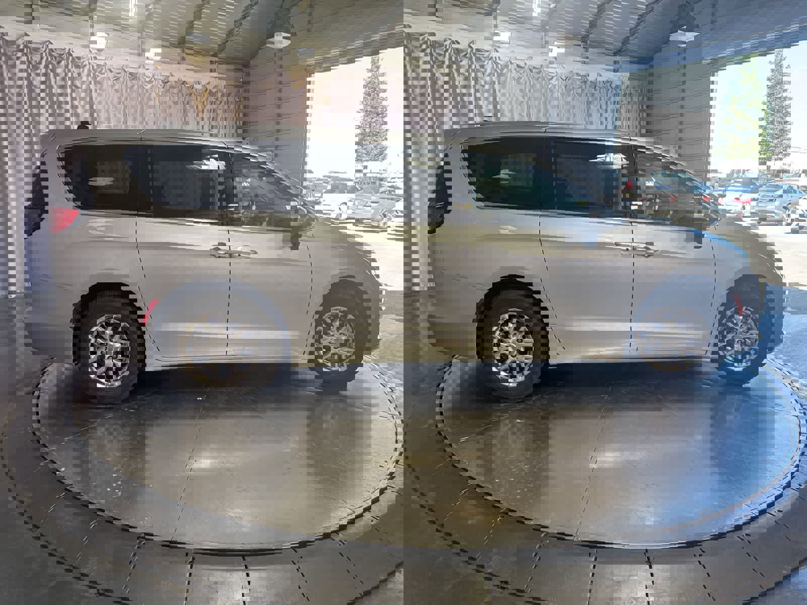 Used 2023 Chrysler Voyager LX image 4