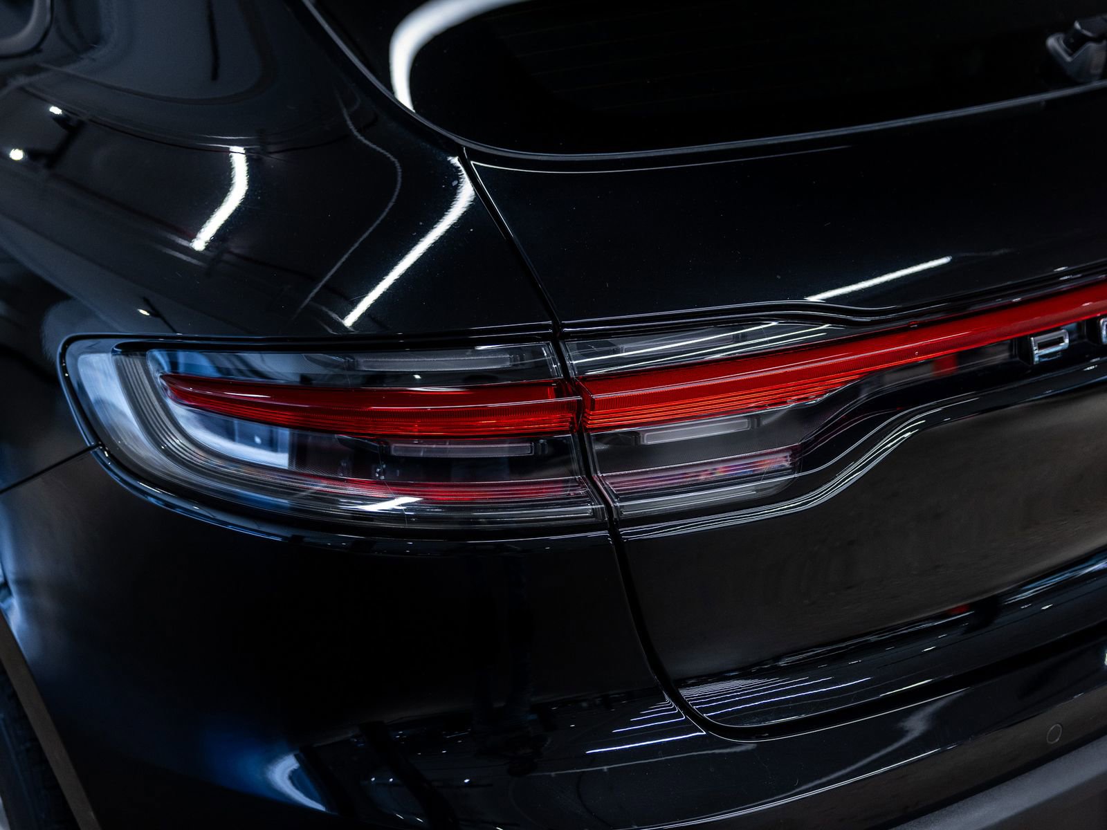 Certified 2023 Porsche Macan AWD/4WD image 23
