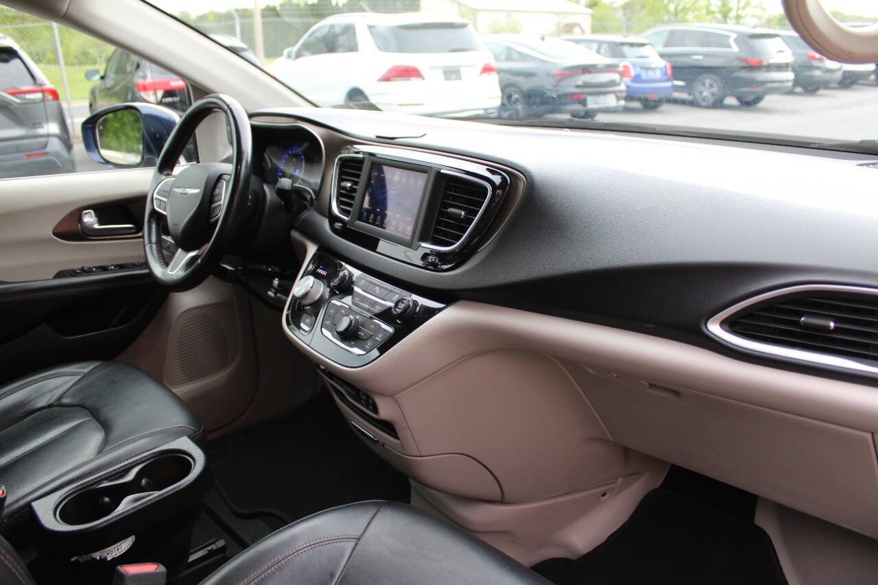 Used 2019 Chrysler Pacifica Touring-L FWD image 18