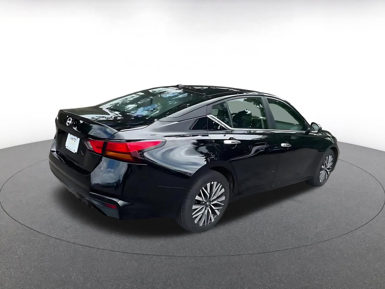 Used 2025 Nissan Altima 2.5 SV FWD image 10