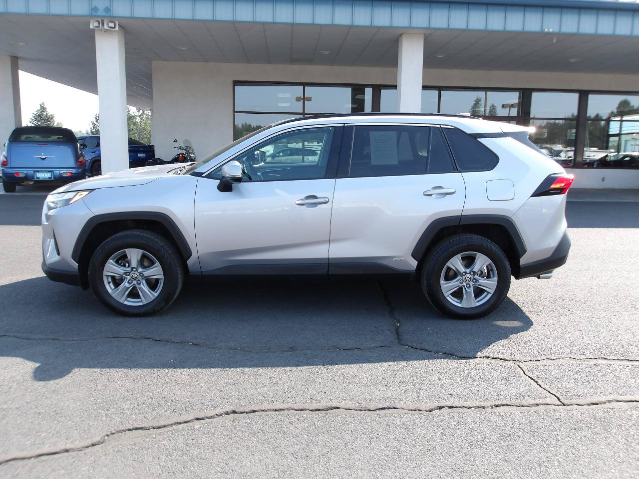 Used 2022 Toyota RAV4 XLE w/ Convenience Package AWD/4WD image 2