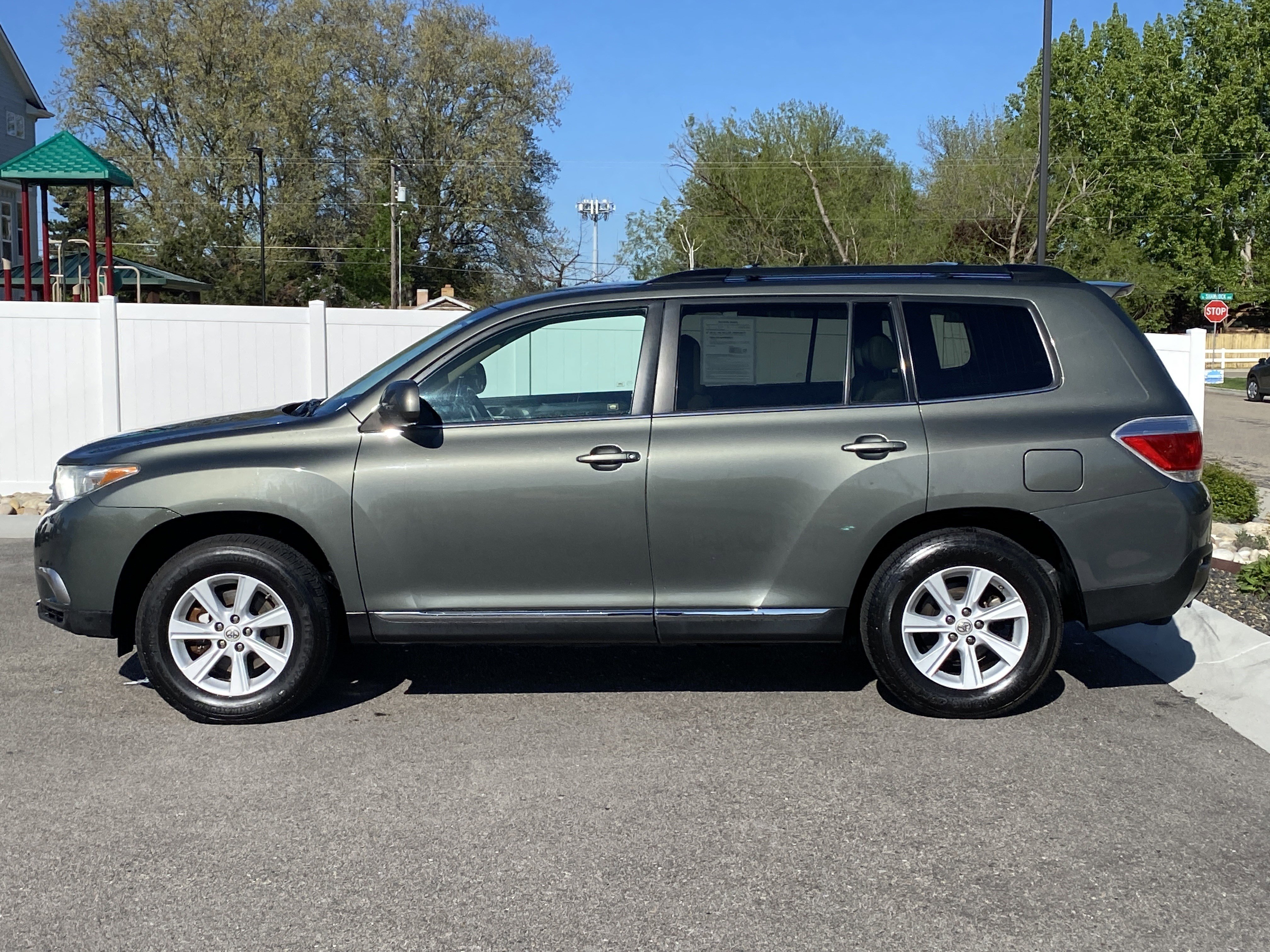 Used 2012 Toyota Highlander SE w/ Tow Pkg AWD/4WD image 3