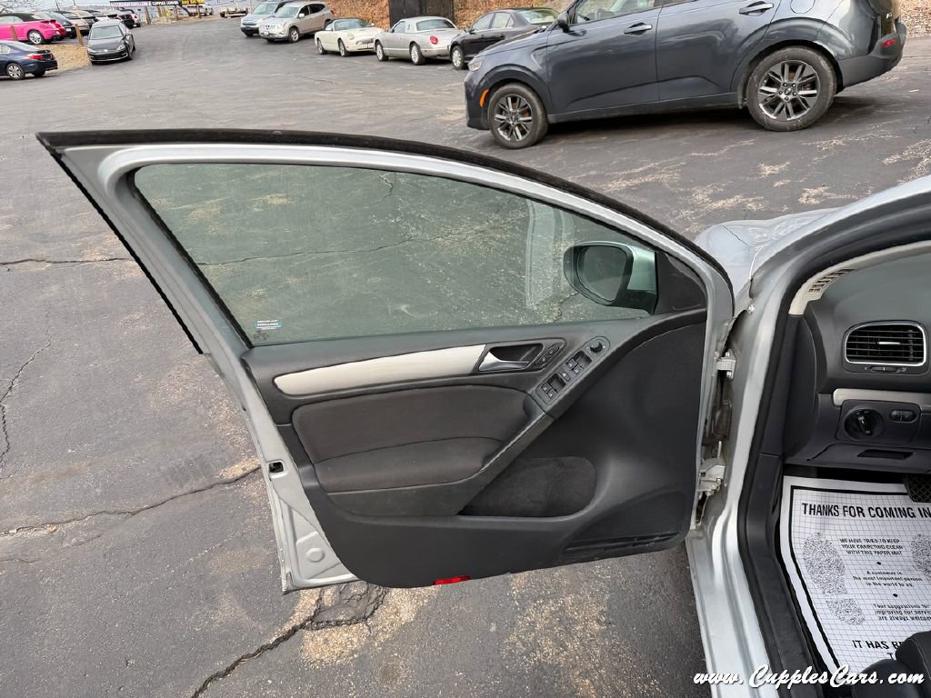 Used 2014 Volkswagen Golf 4-Door FWD image 6
