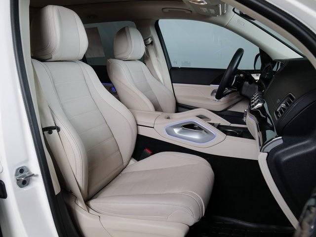 Used 2024 Mercedes-Benz GLS 580 4MATIC image 3