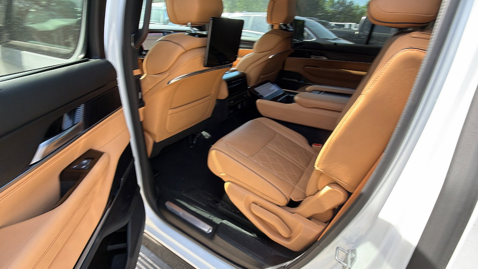 Used 2025 Jeep Grand Wagoneer Series III w/ Rear Seat Video Group 1 AWD/4WD image 25