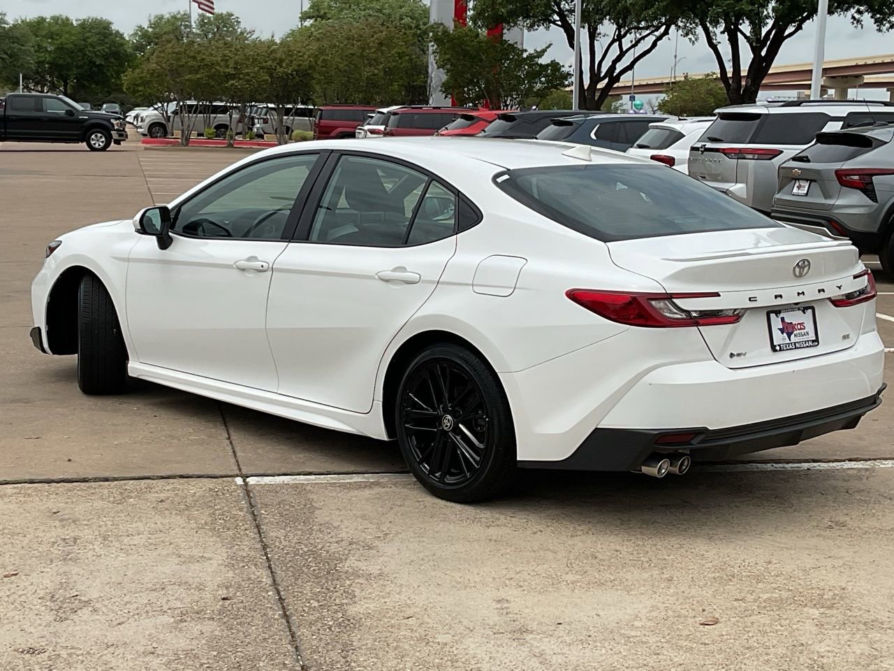 Used 2025 Toyota Camry SE image 7
