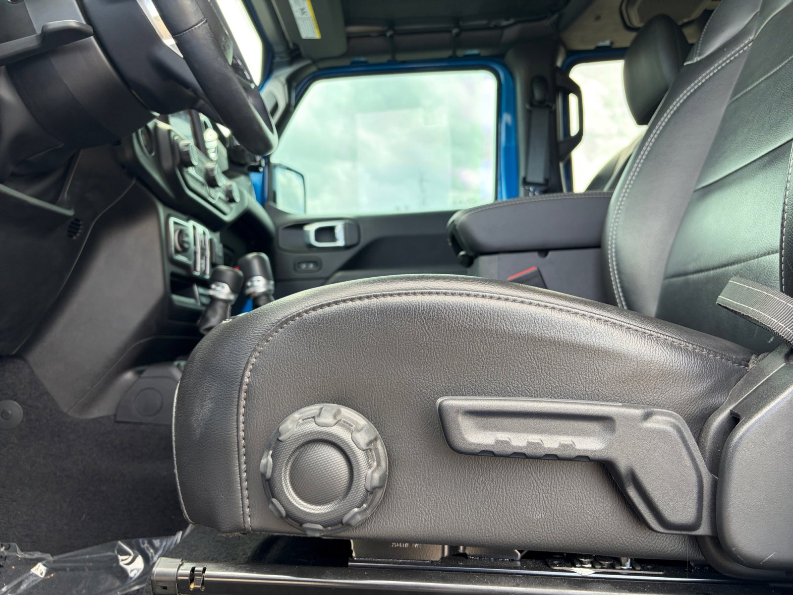 Used 2023 Jeep Wrangler Sahara w/ Cold Weather Group image 19