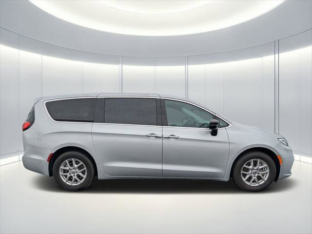 Certified 2024 Chrysler Pacifica Touring-L FWD image 3