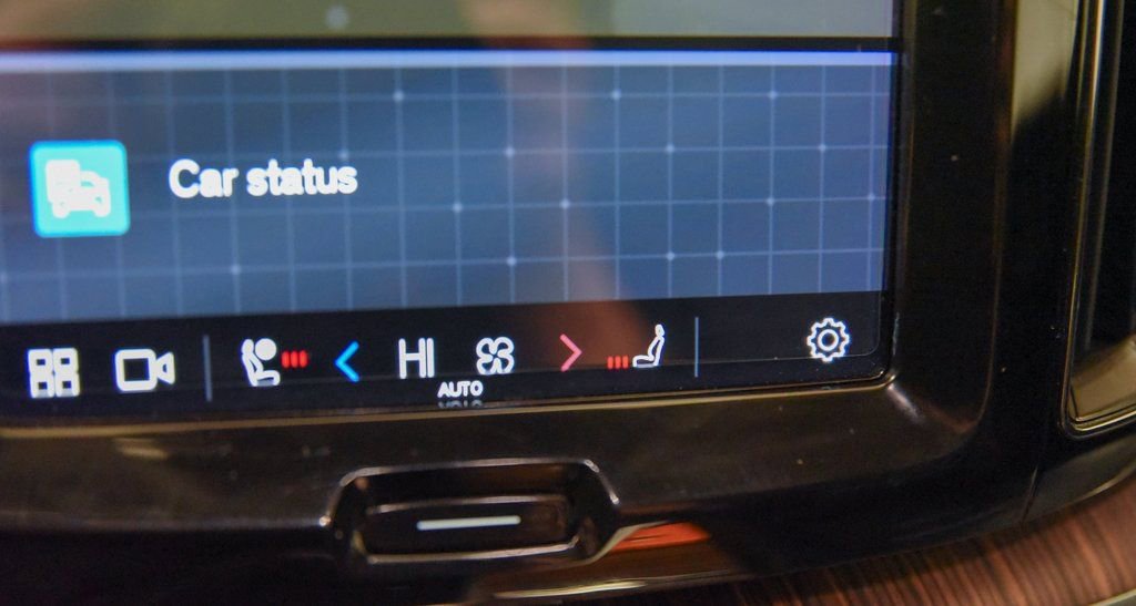 Used 2022 Volvo XC60 B5 Momentum w/ Climate Package image 25