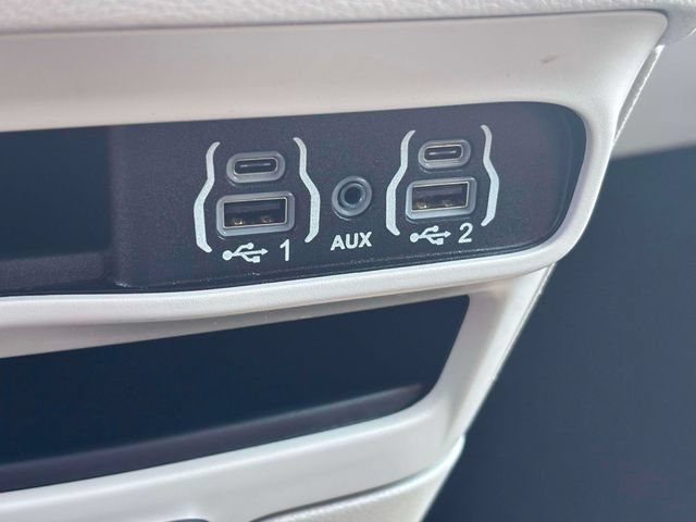 Used 2024 Chrysler Pacifica Touring-L FWD image 17