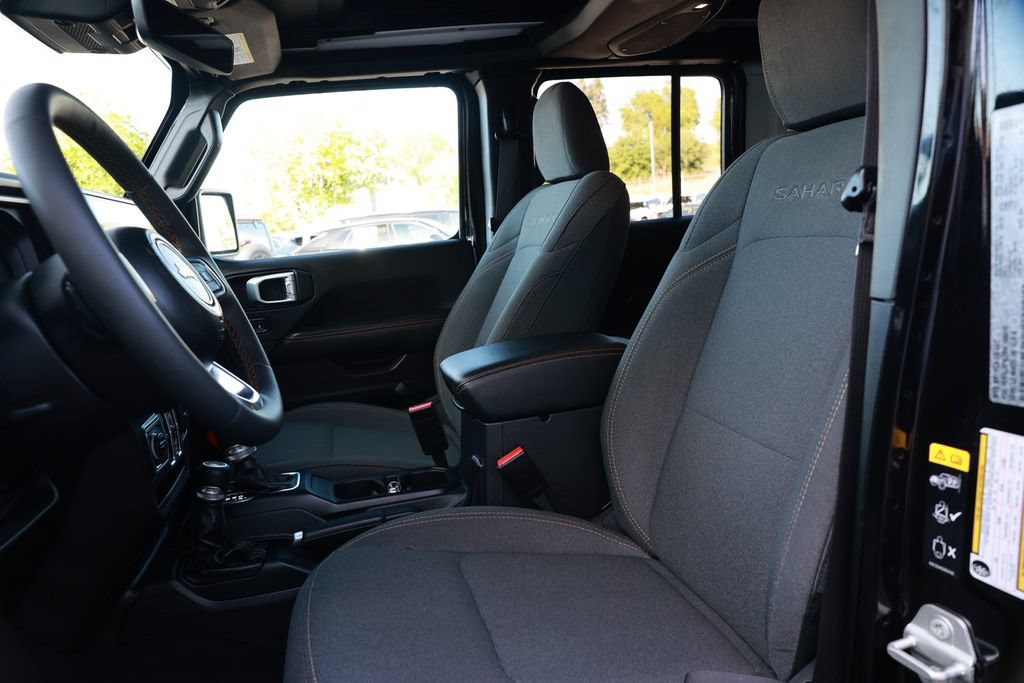 Used 2024 Jeep Wrangler Unlimited Sahara w/ Technology Group AWD/4WD image 18