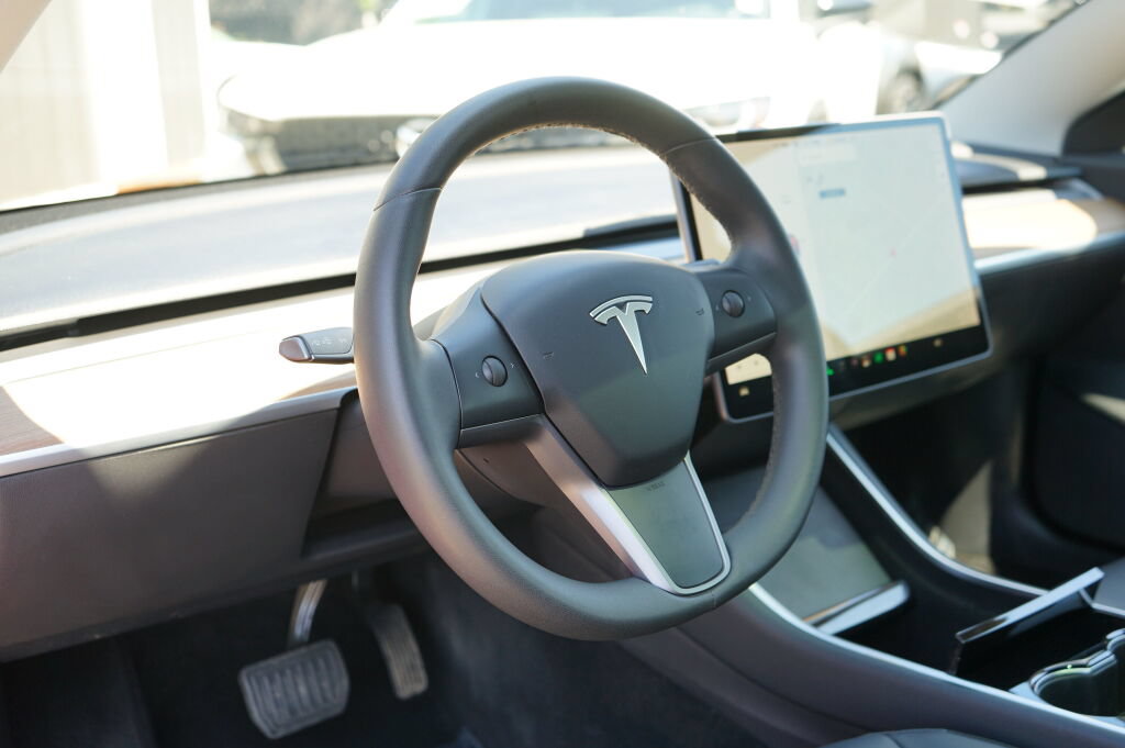 Used 2020 Tesla Model 3 Standard Range Plus RWD image 4