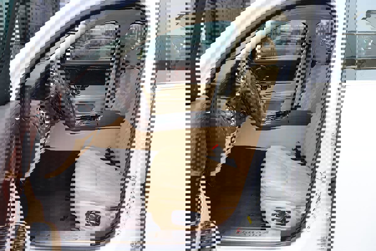 Used 2014 Jaguar XJ image 25