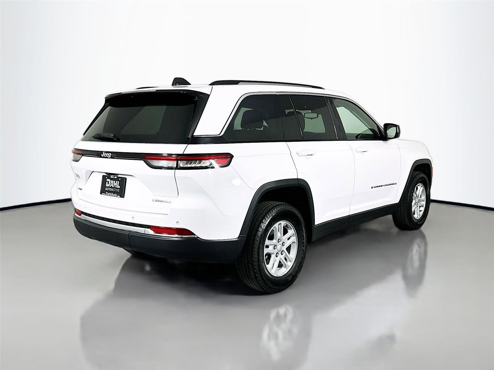 Used 2023 Jeep Grand Cherokee Laredo w/ Luxury Tech Group I image 13