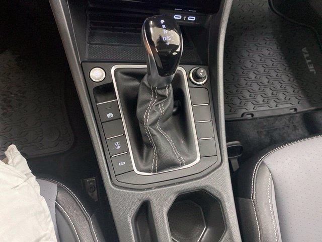 Used 2026 Volkswagen Jetta SE FWD image 15