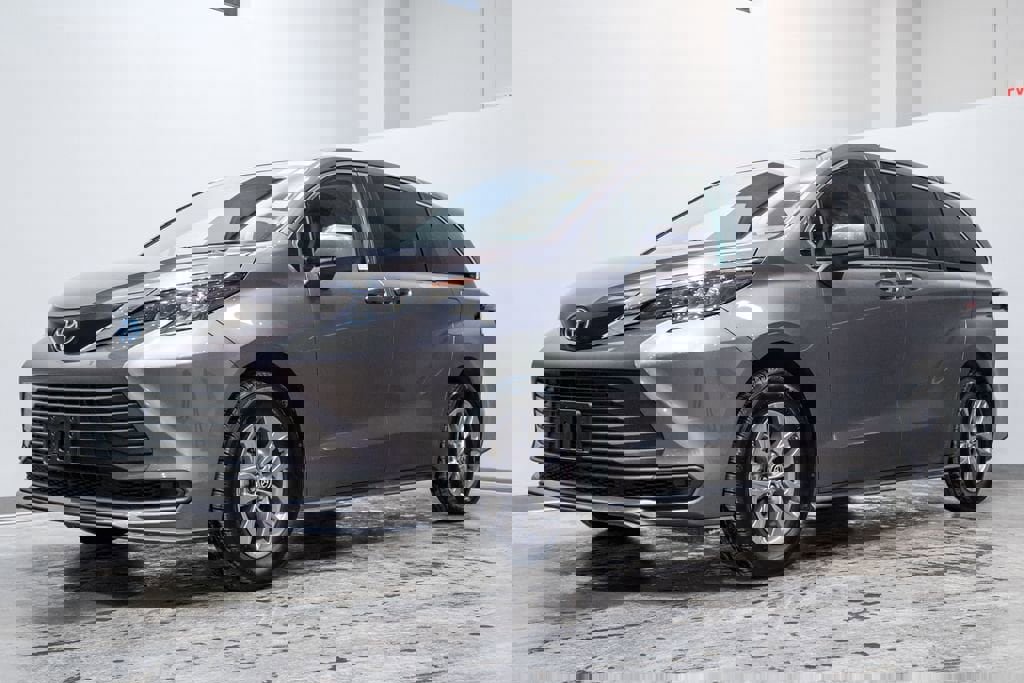 Used 2024 Toyota Sienna LE image 3