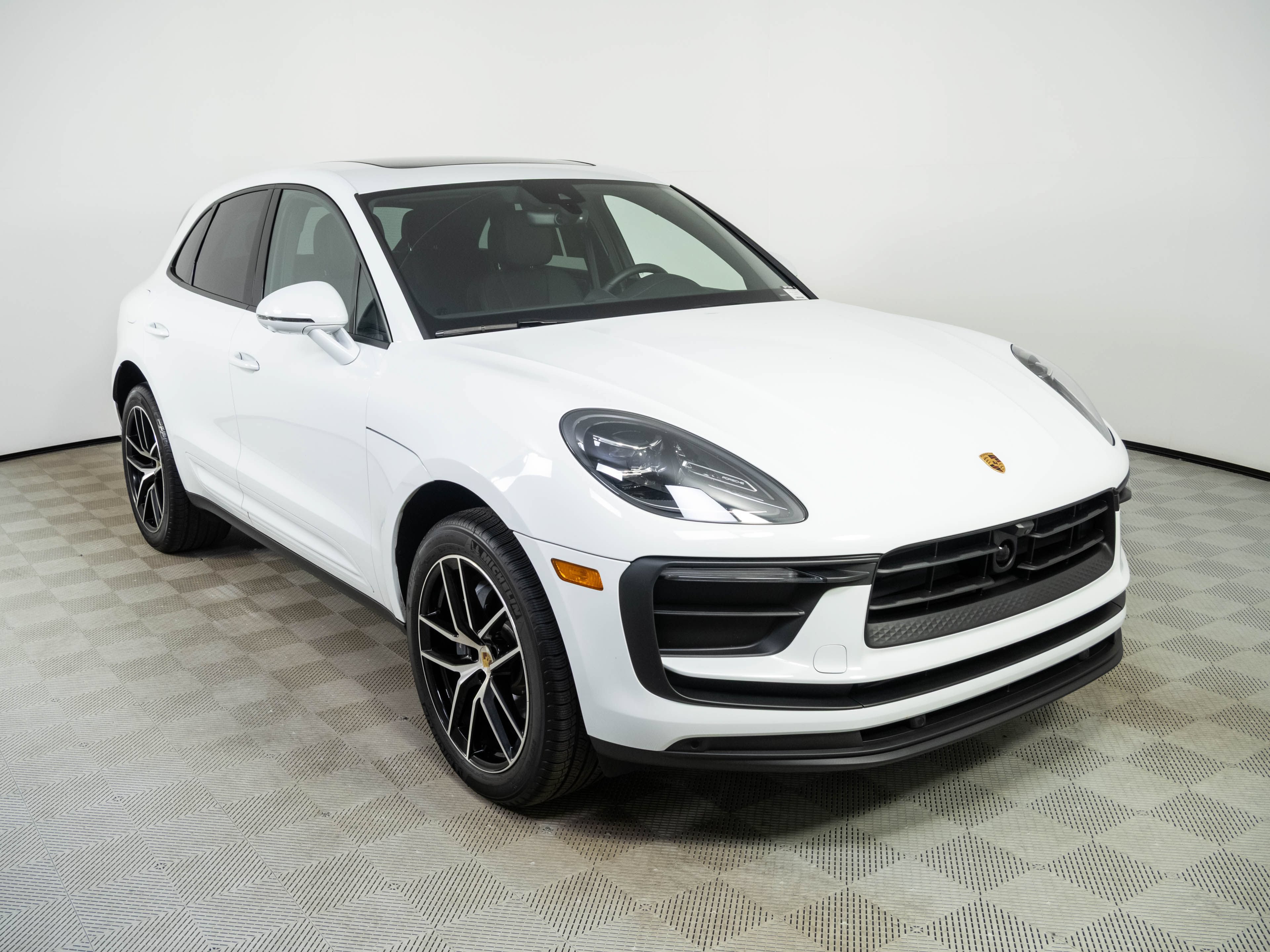 Certified 2026 Porsche Macan AWD/4WD image 27