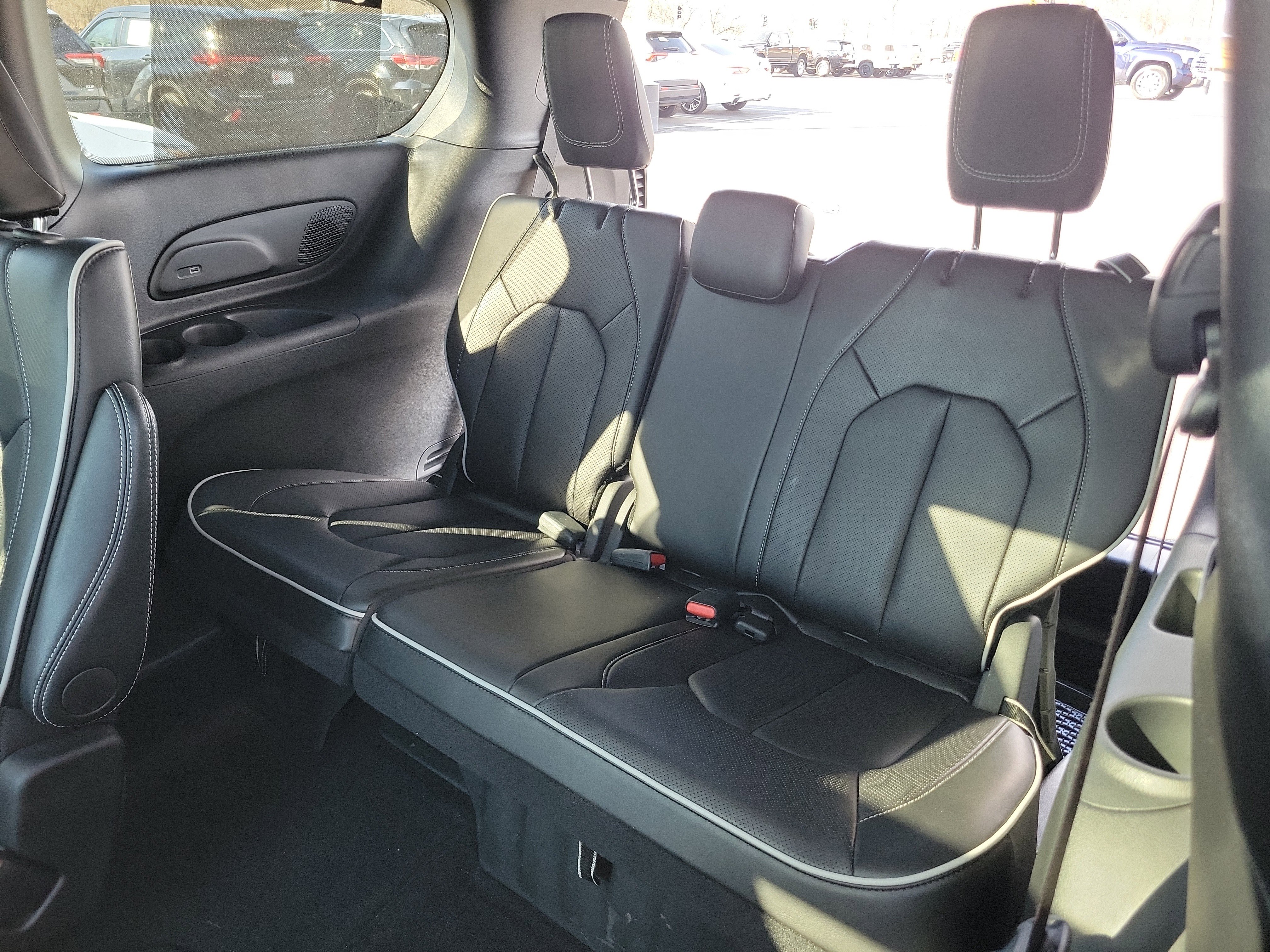 Used 2025 Chrysler Pacifica Limited image 28