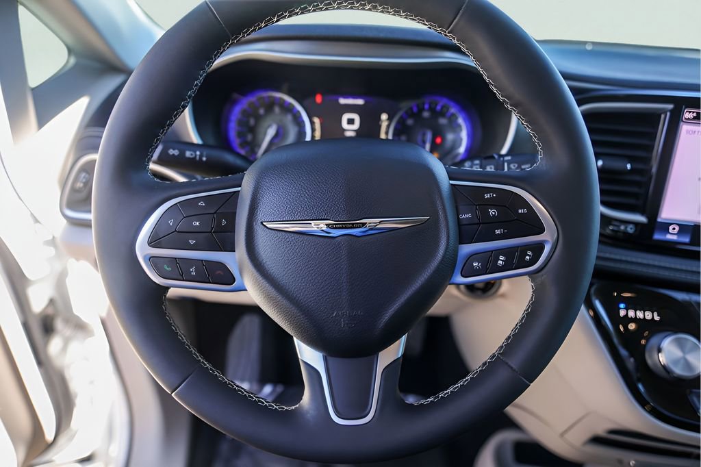 Used 2022 Chrysler Pacifica Touring-L image 15
