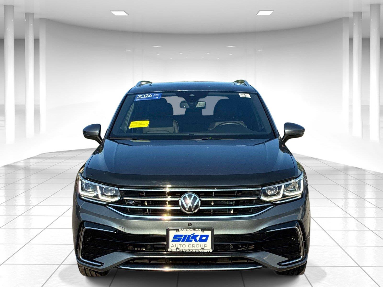 Certified 2024 Volkswagen Tiguan SEL R-Line AWD/4WD image 2