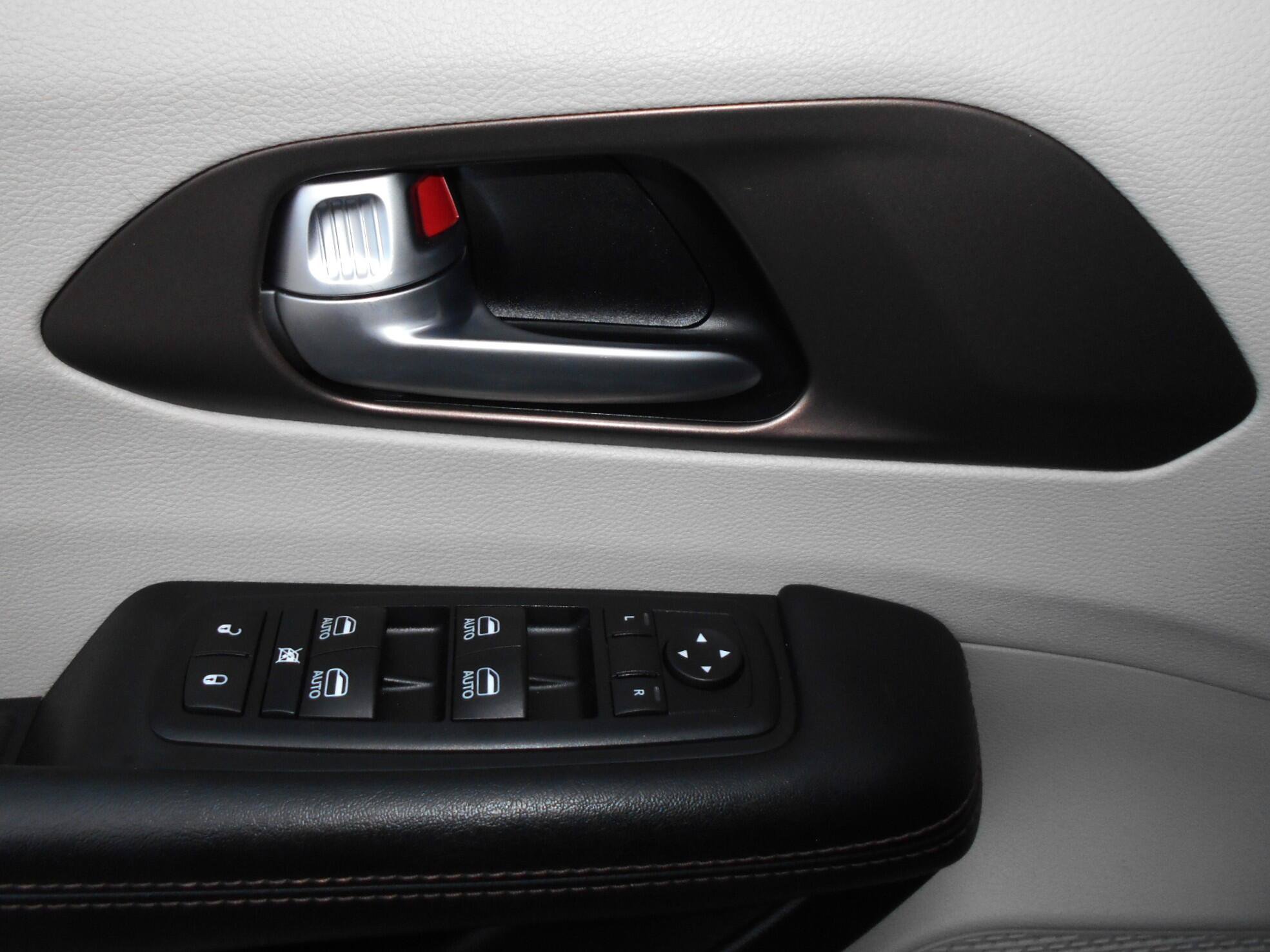 Used 2017 Chrysler Pacifica Touring-L Plus FWD image 21