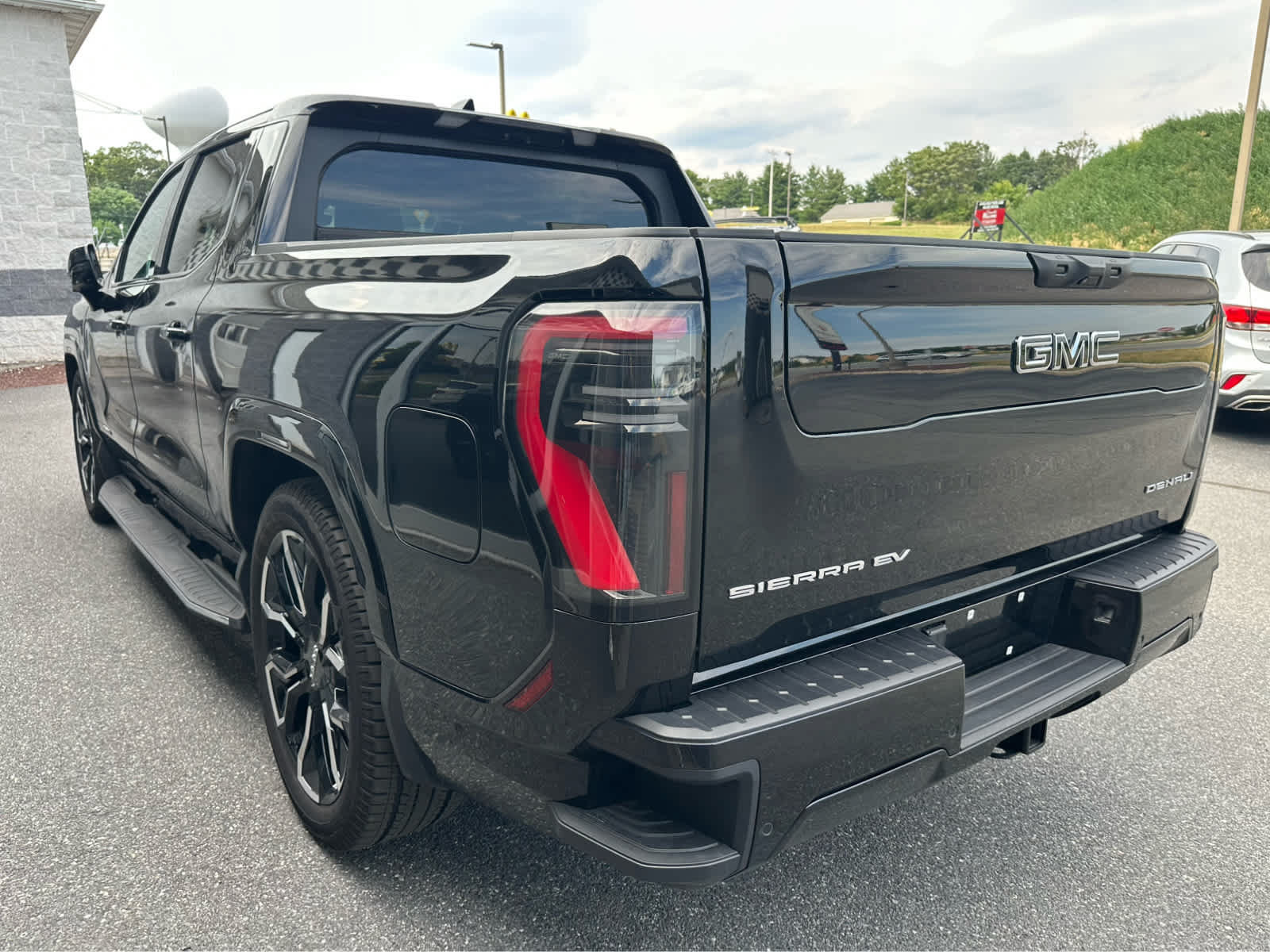 Used 2025 GMC Sierra EV Denali AWD/4WD image 5
