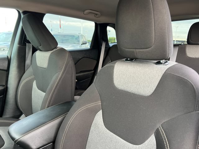 Used 2018 Jeep Cherokee Latitude w/ Altitude Package AWD/4WD image 23