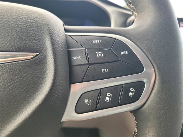 Used 2024 Chrysler Pacifica Touring-L image 27