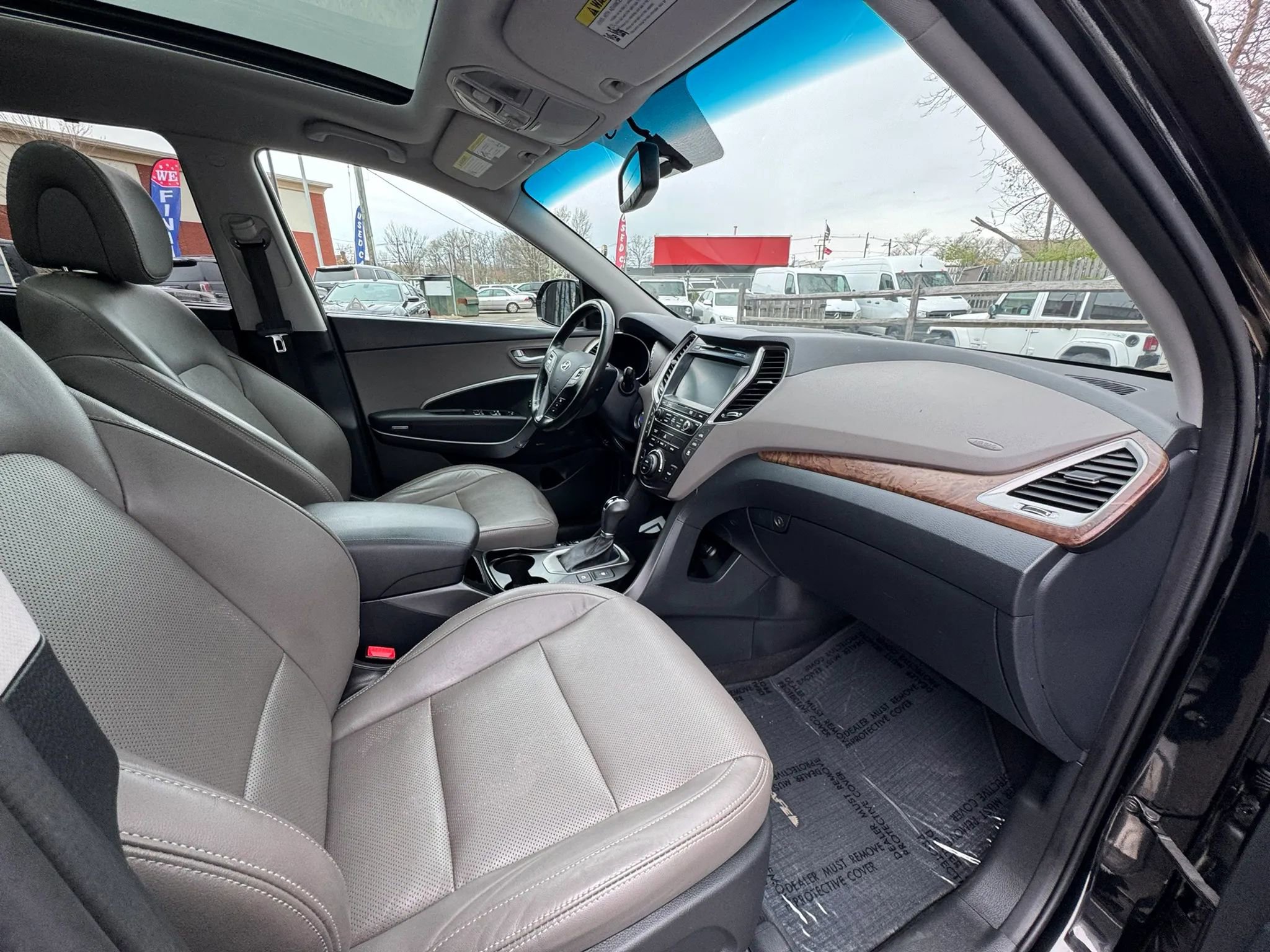 Used 2017 Hyundai Santa Fe AWD image 29